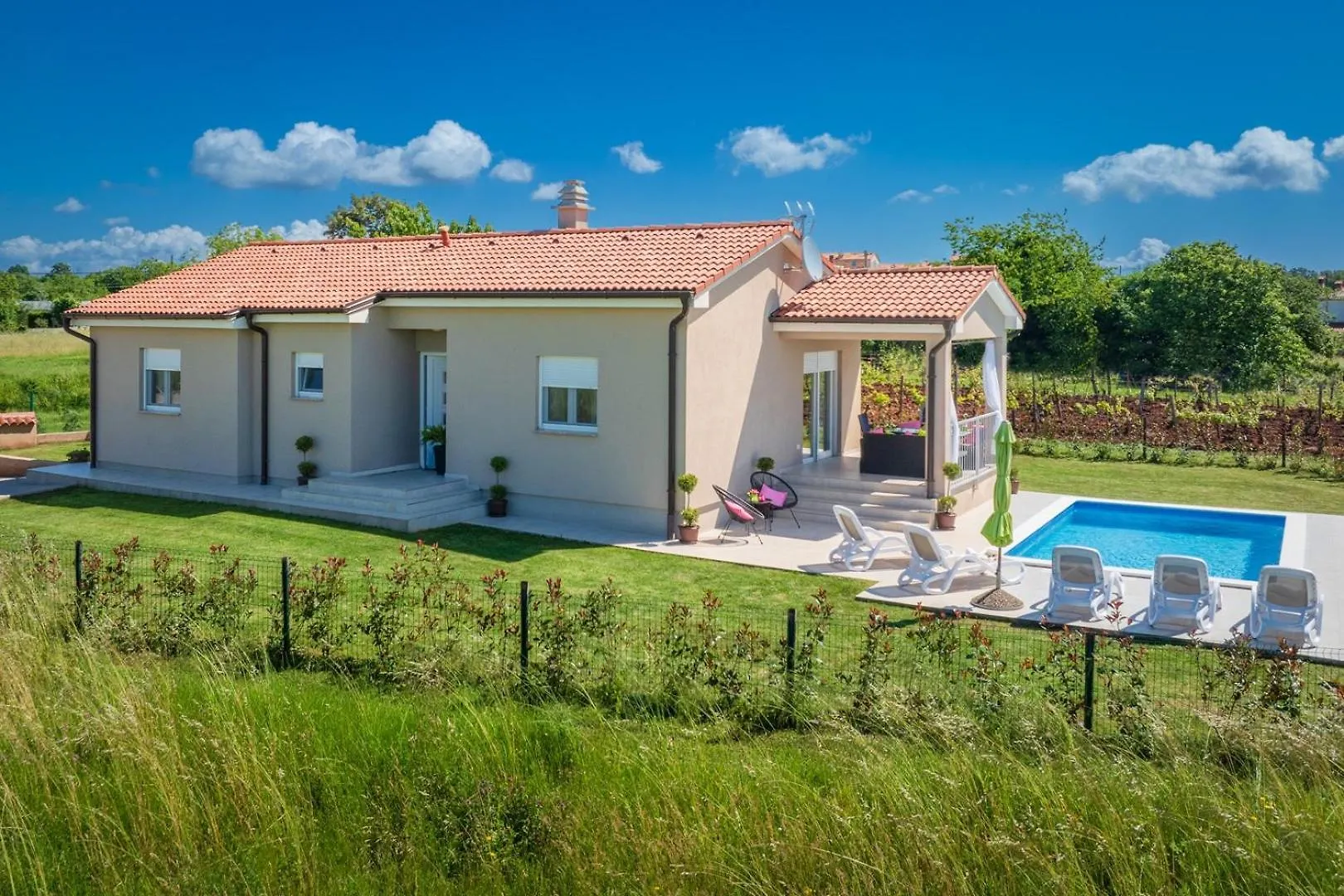 Family Holiday House With Private Pool And Playground Барбан Дом отдыха