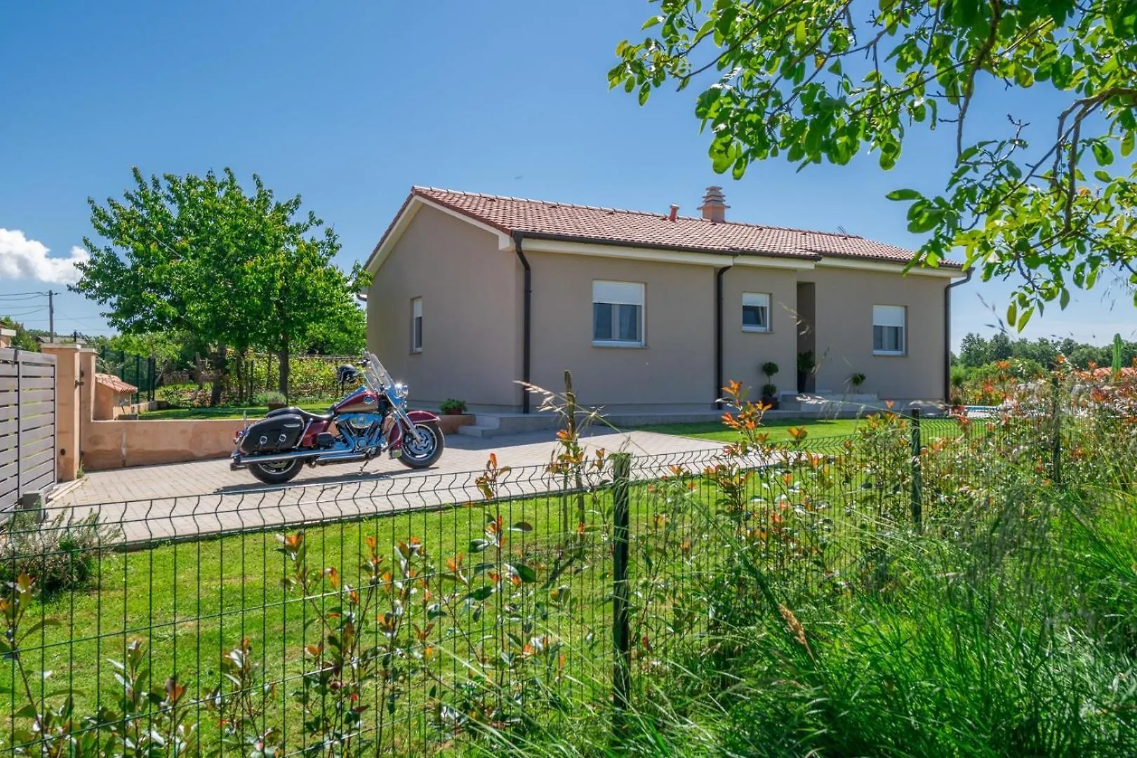 Family Holiday House With Private Pool And Playground Барбан