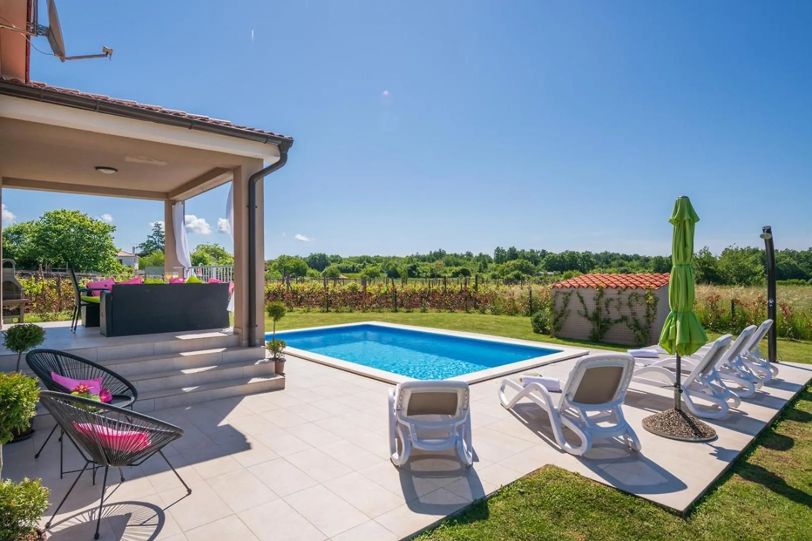 Family Holiday House With Private Pool And Playground Барбан Дом отдыха